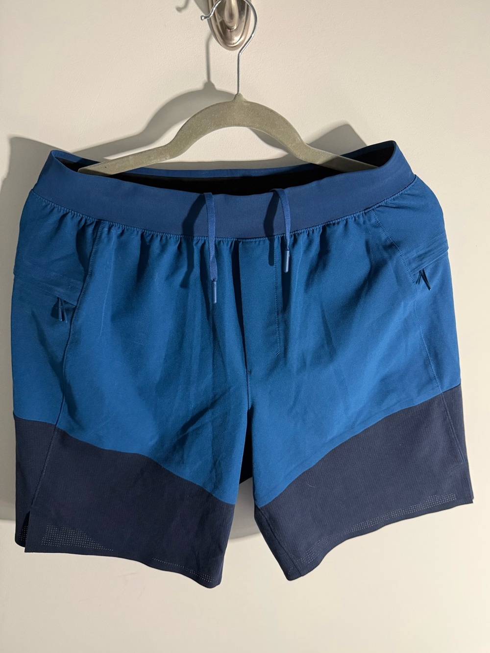 EUC Men’s Lululemon Namaste at the beach 8” shorts size M